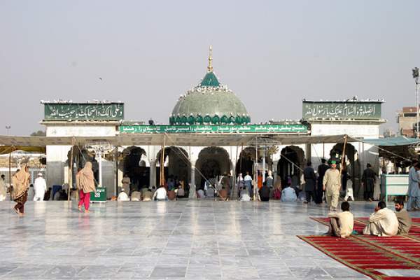 qawwali-music-session-at-data-darbar.jpg